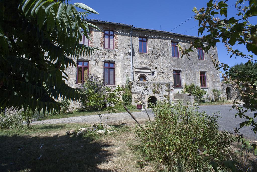 Bed and Breakfast Logis De Riparfonds Bressuire Exterior foto
