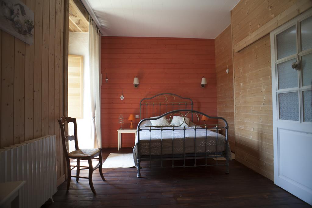 Bed and Breakfast Logis De Riparfonds Bressuire Exterior foto