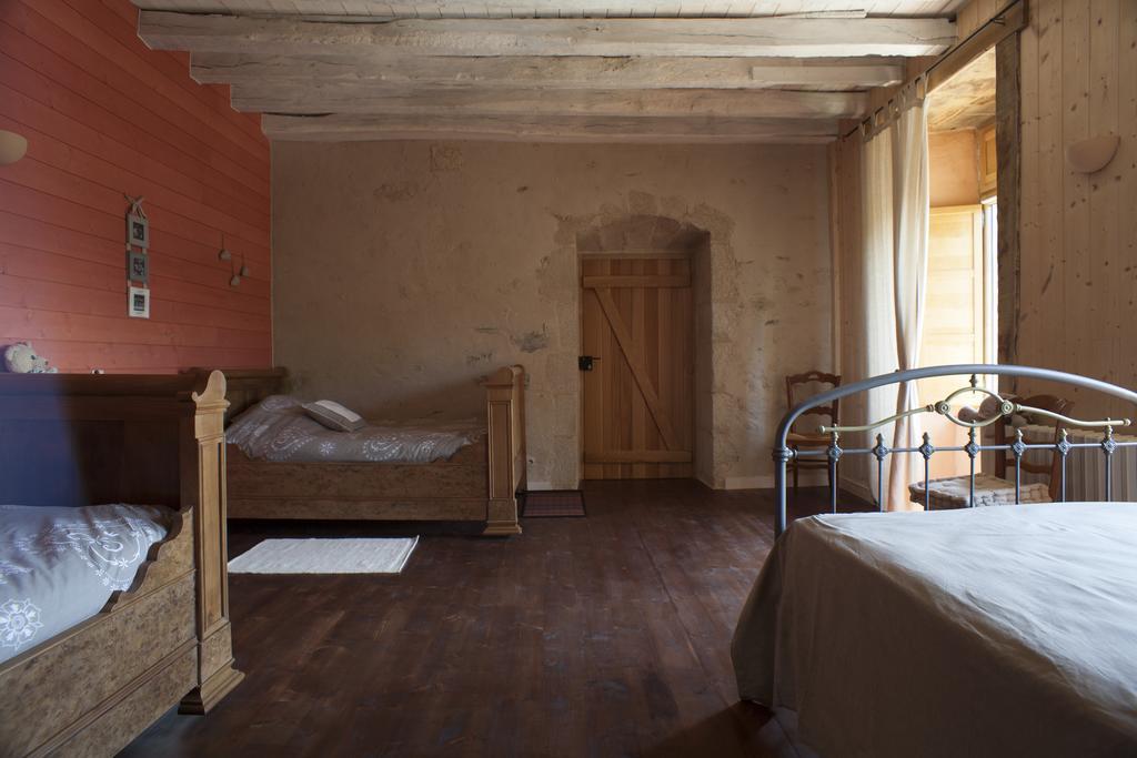 Bed and Breakfast Logis De Riparfonds Bressuire Exterior foto