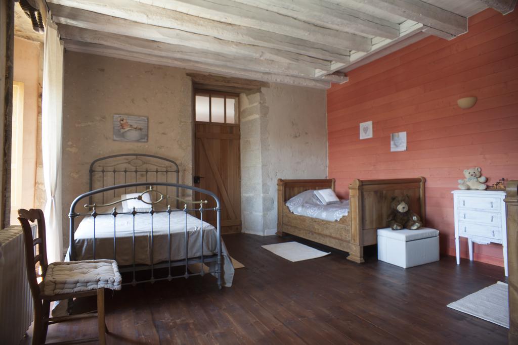 Bed and Breakfast Logis De Riparfonds Bressuire Exterior foto