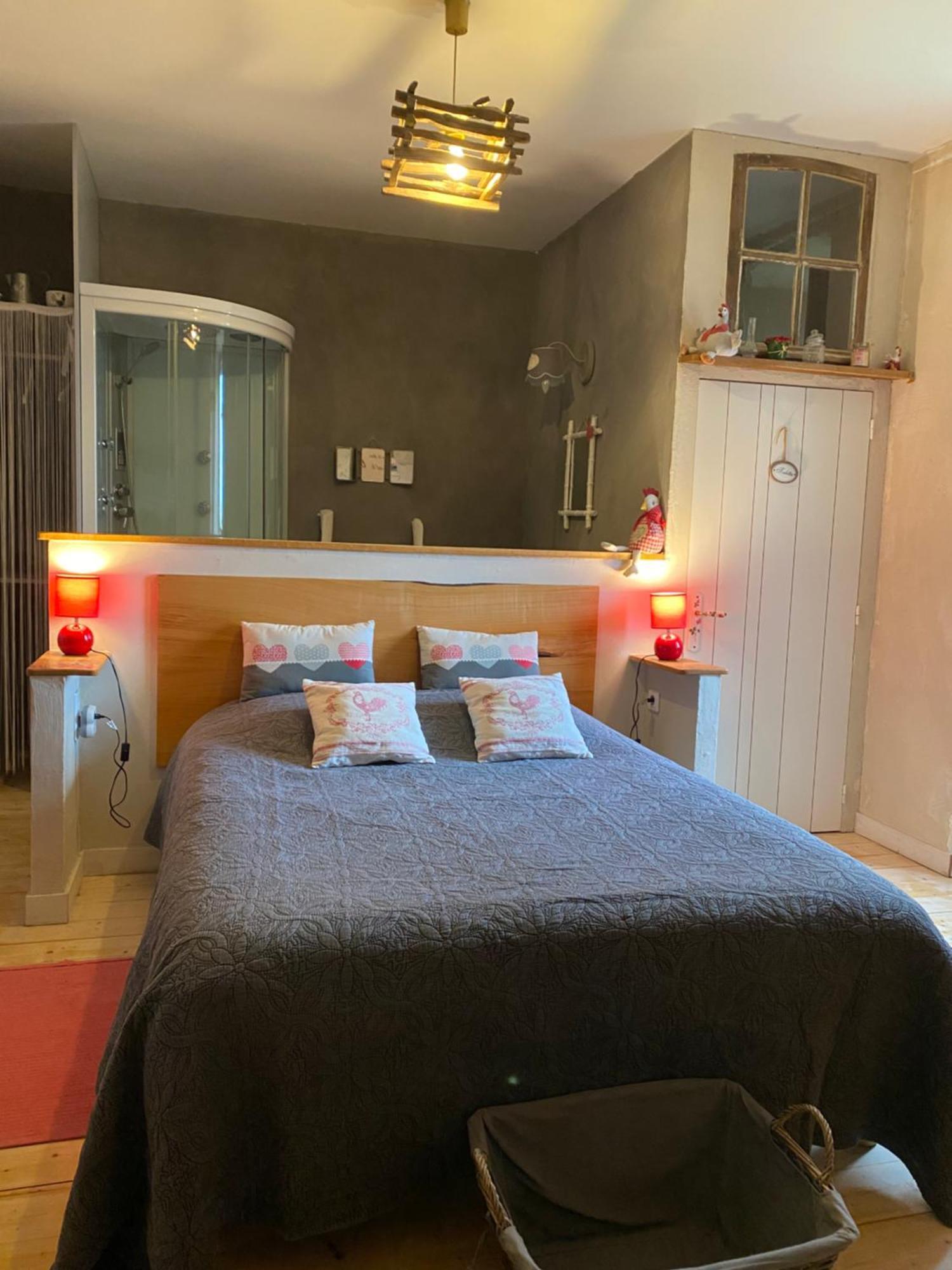 Bed and Breakfast Logis De Riparfonds Bressuire Exterior foto