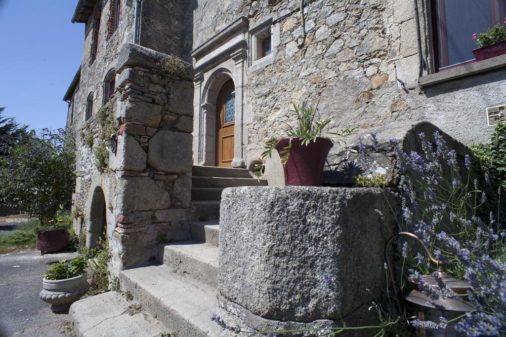 Bed and Breakfast Logis De Riparfonds Bressuire Exterior foto